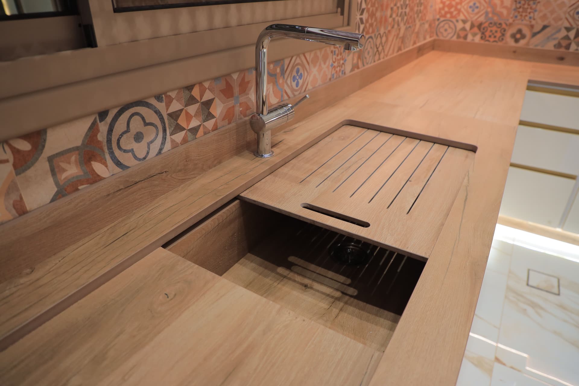 حوض نفس اللون مع غطاء