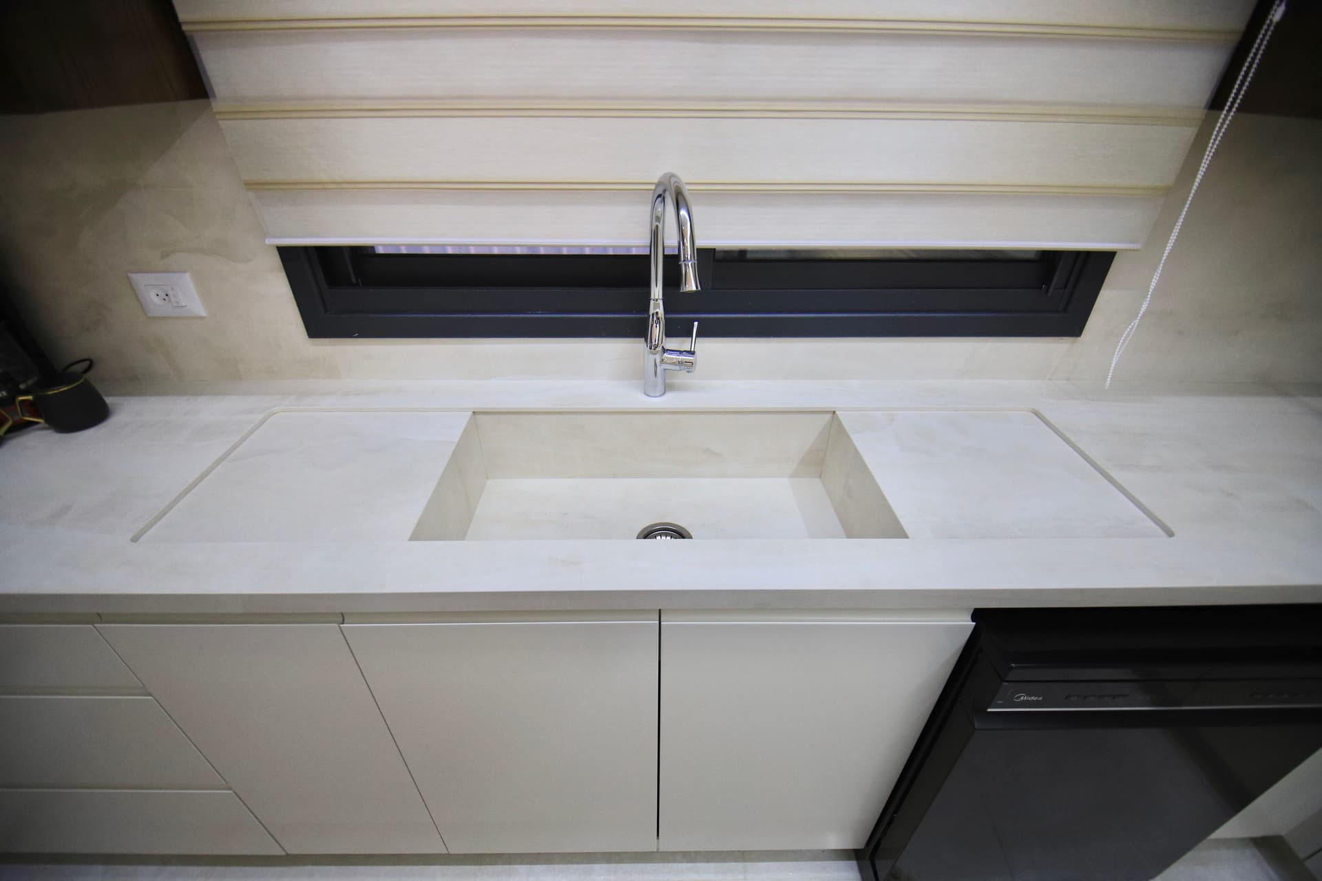 حوض نفس اللون مع بسطتين