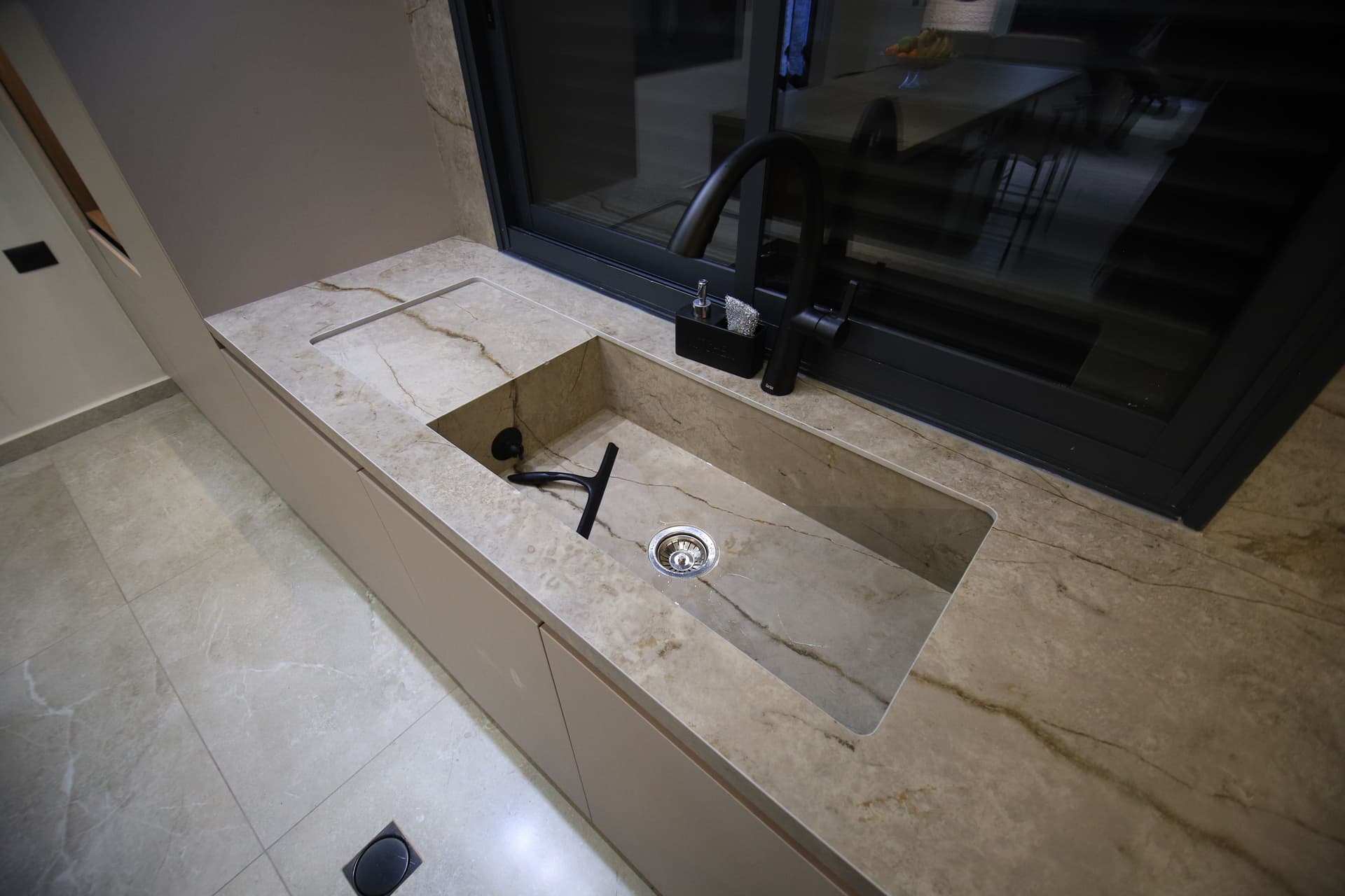 حوض نفس اللون مع بسطة