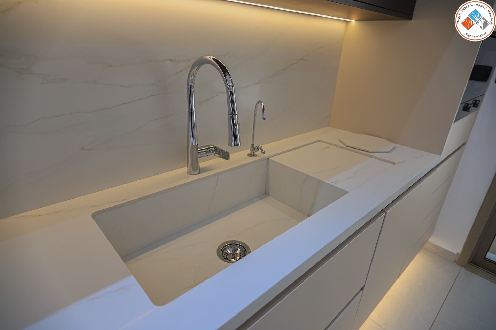 حوض نفس اللون مع بسطة