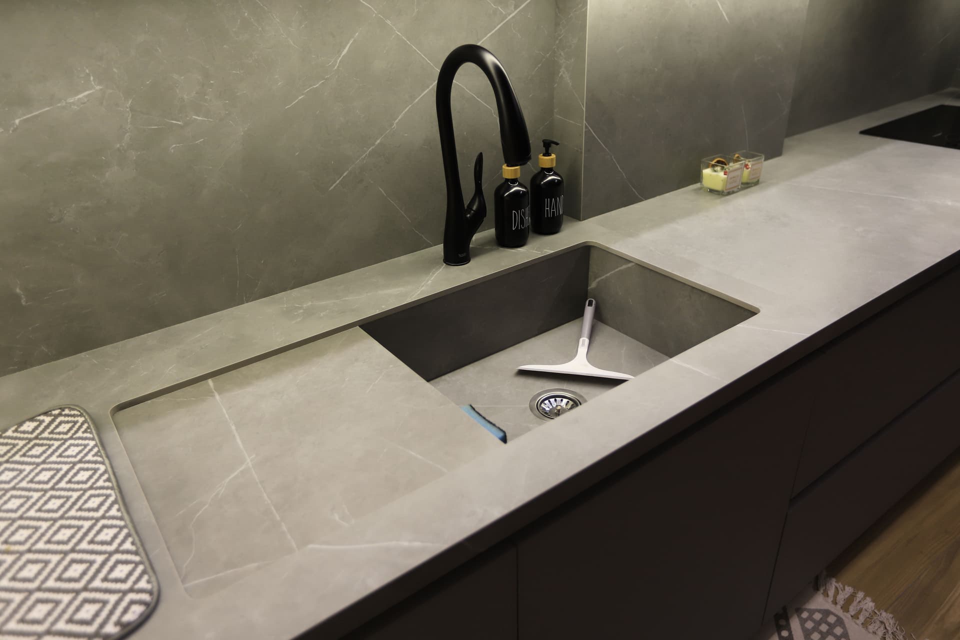 حوض نفس اللون مع بسطة