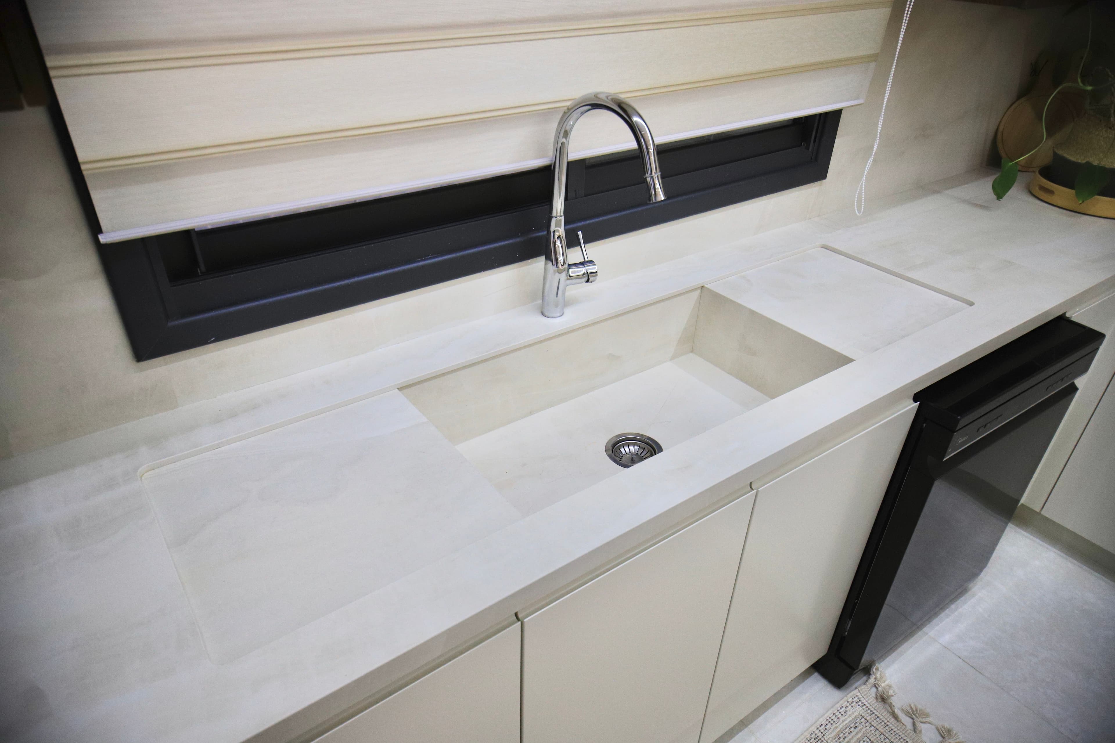 حوض مجلى مع بسطتين