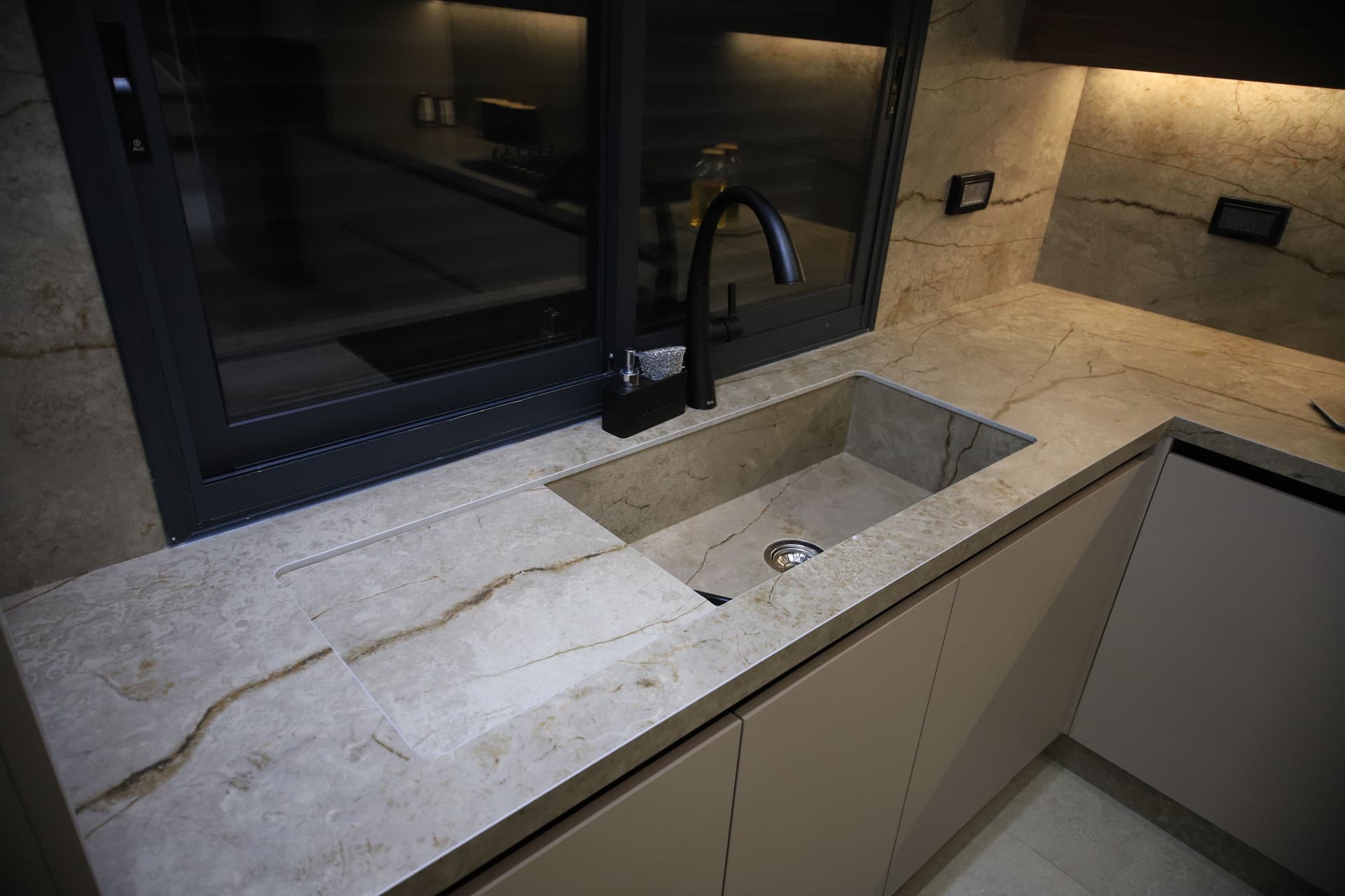 حوض نفس اللون مع بسطة