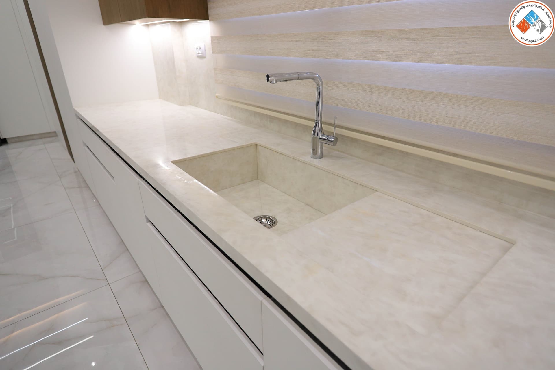 حوض نفس اللون مع بسطة