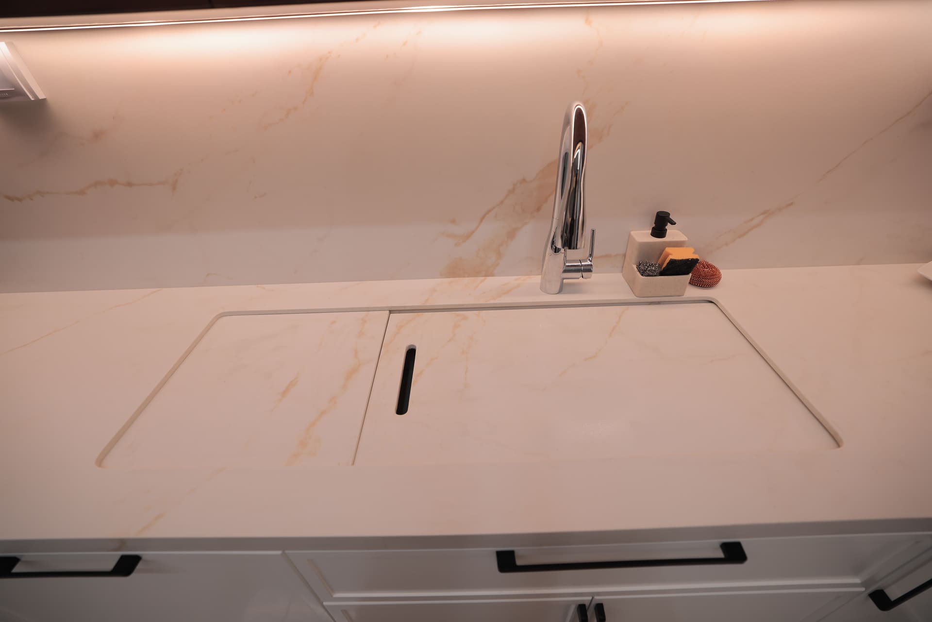 حوض نفس اللون مع بسطة مع غطاء