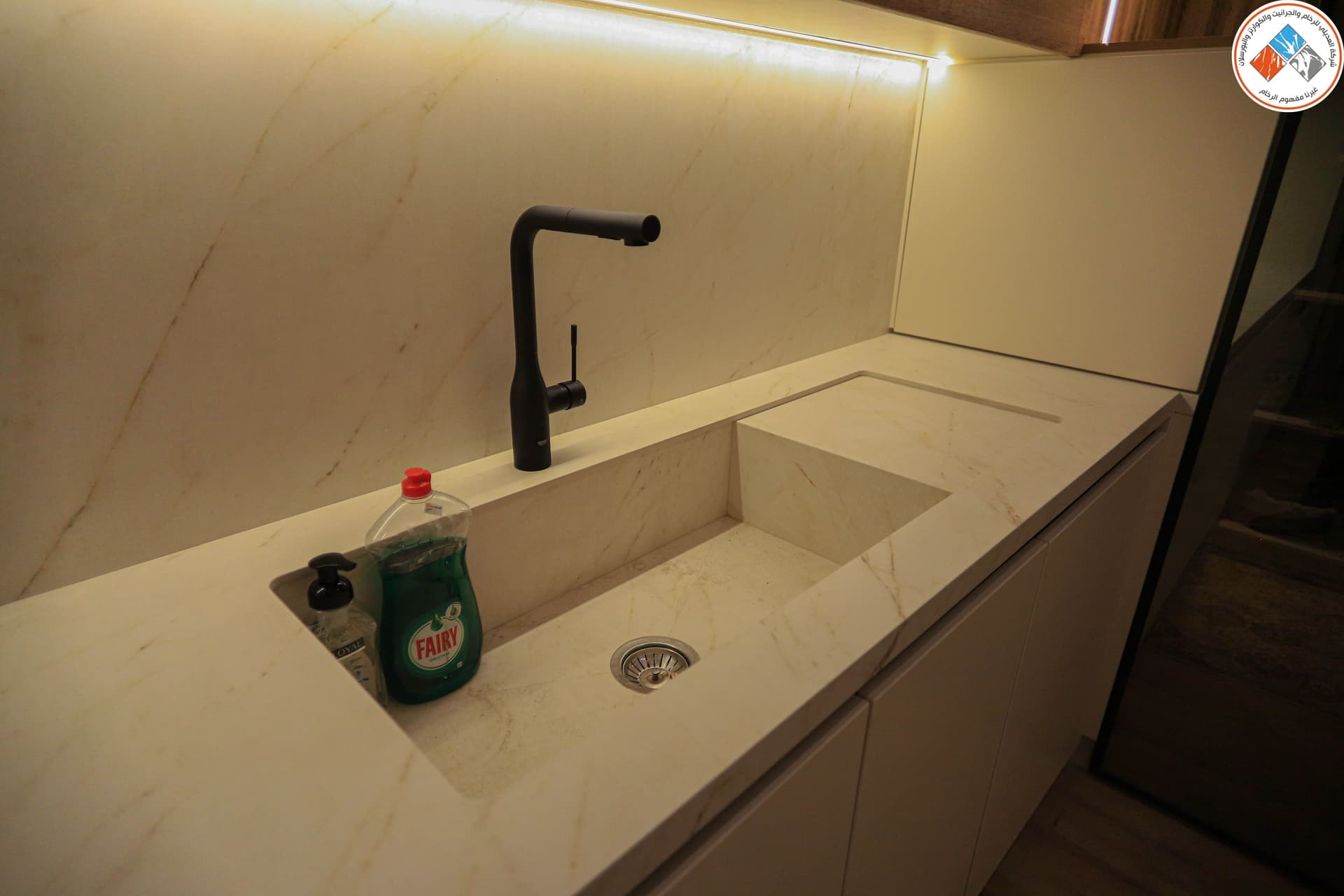 حوض نفس اللون مع بسطة