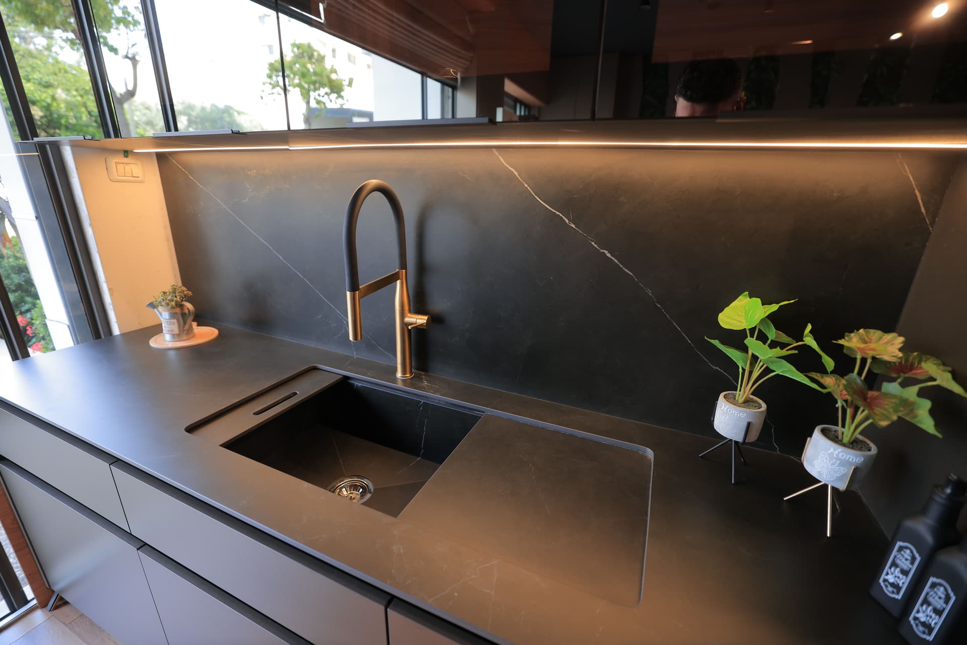 حوض نفس اللون مع بسطة مع غطاء