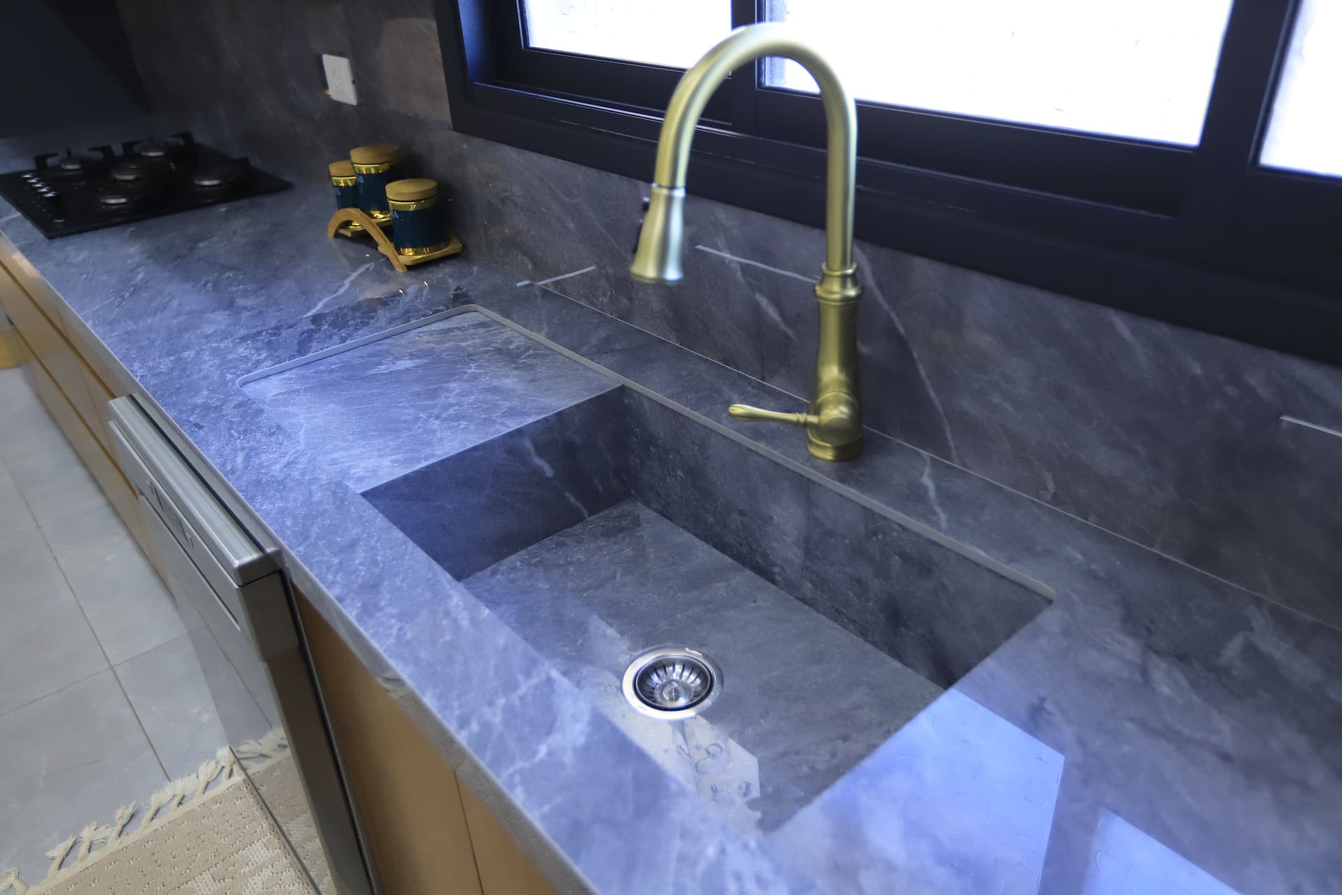 حوض نفس اللون بدون بسطة