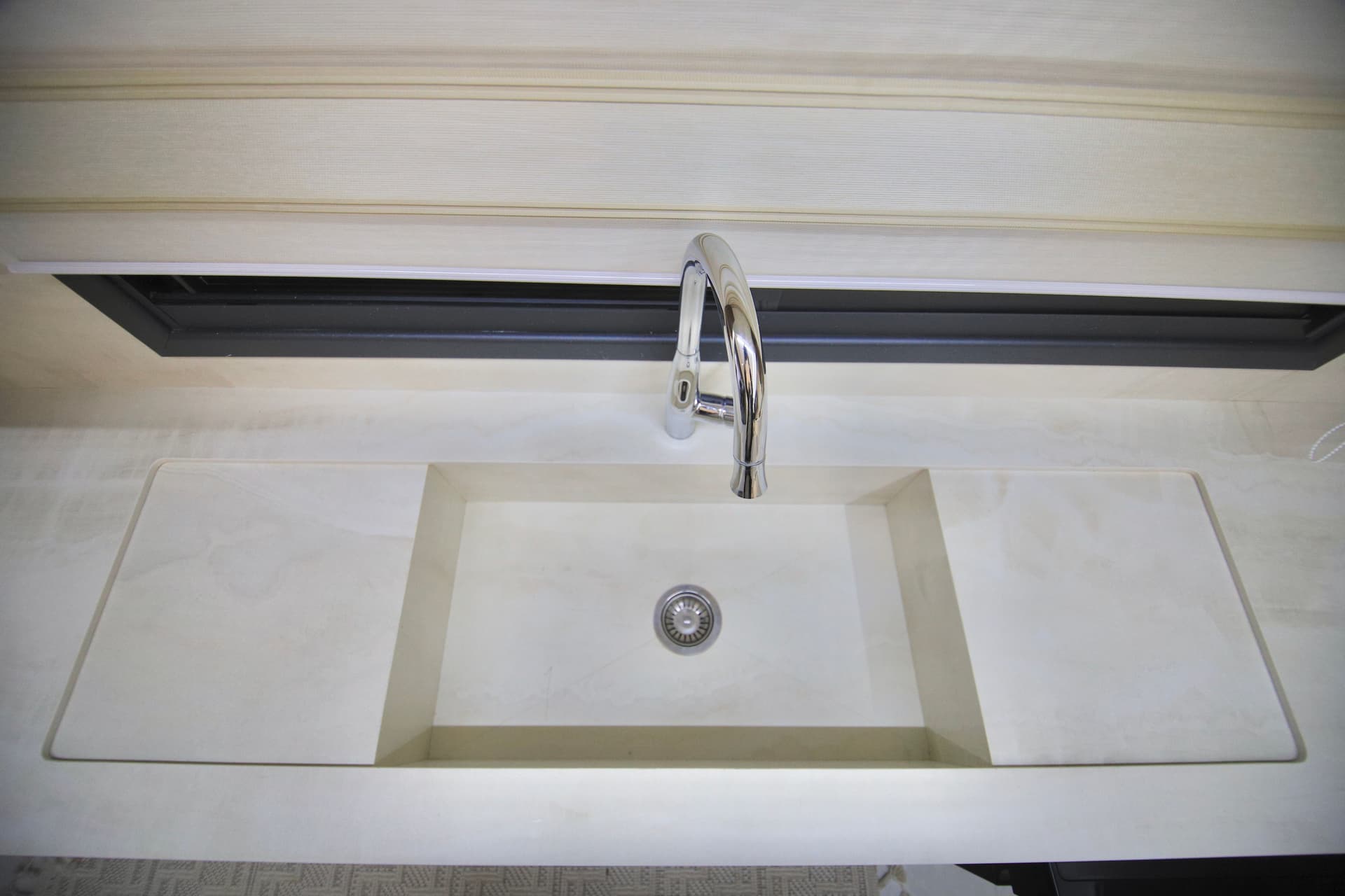 حوض نفس اللون مع بسطتين