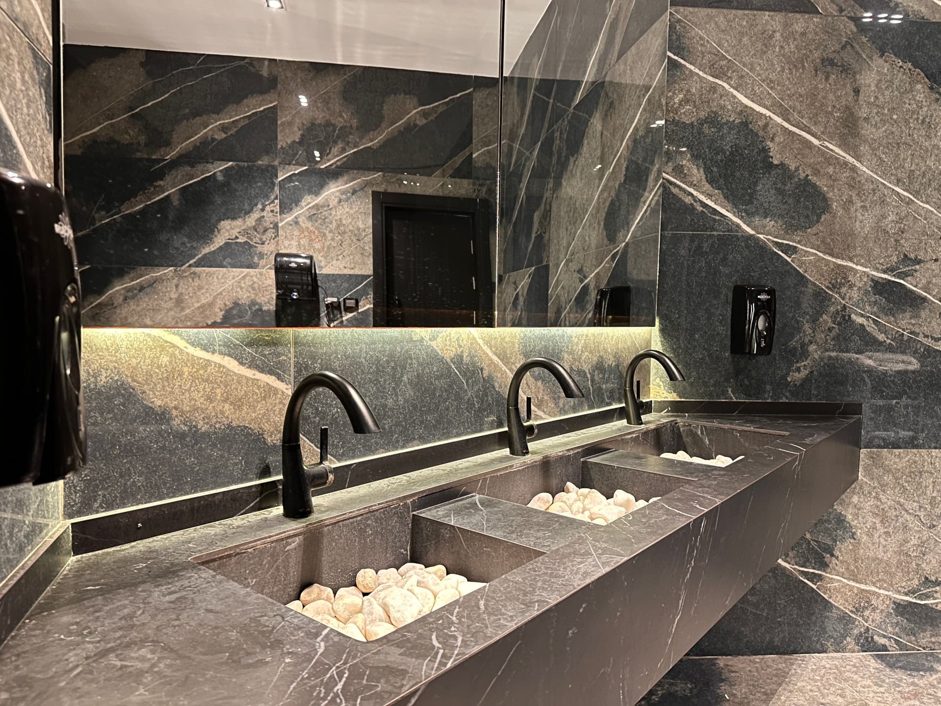 مغسلة حمام بورسلان