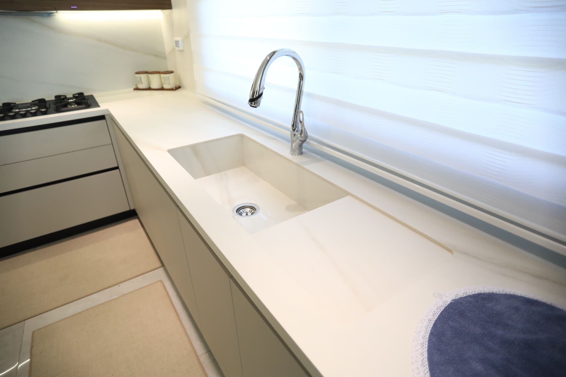 حوض نفس اللون مع بسطة