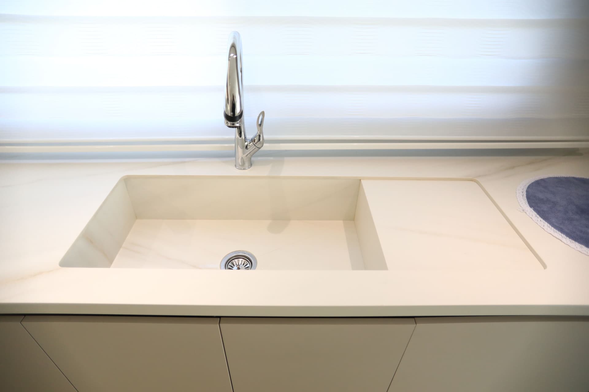 حوض نفس اللون مع بسطة