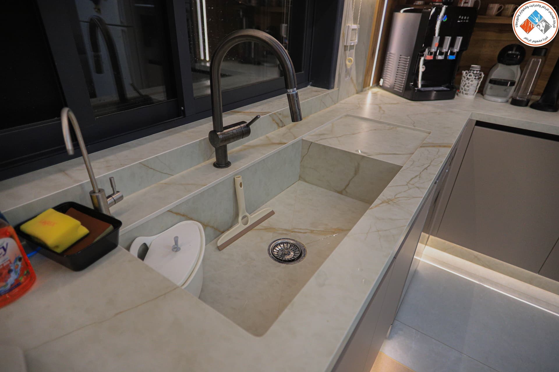 حوض نفس اللون مع بسطة