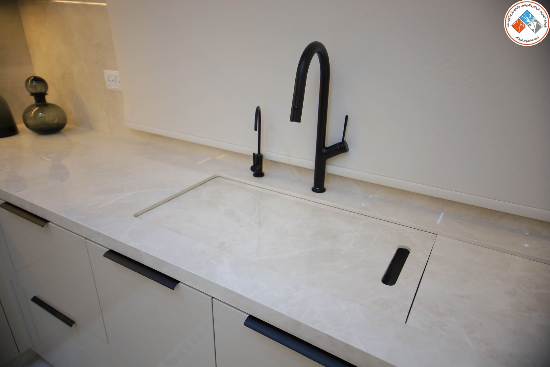 حوض نفس اللون مع غطاء